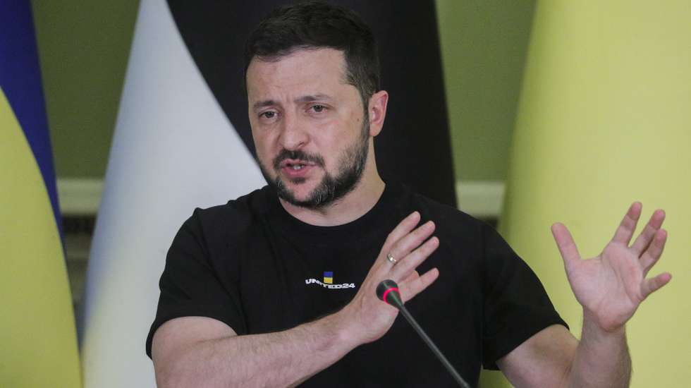 epa10668767 Ukrainian President Volodymyr Zelensky attends a joint news conference with his Estonian counterpart Alar Karis in Kyiv, Ukraine, 02 June 2023. Estonian President Alar Karis arrived in Kyiv to meet with top Ukrainian officials amid the Russian invasion.  EPA/SERGEY DOLZHENKO