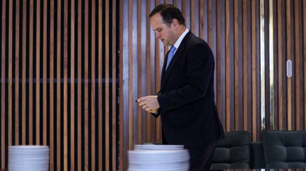 O ministro das Finanças, Fernando Medina, observa o seu telemóvel durante a conferência anual da Autoridade de Supervisão de Seguros e Fundos de Pensões, esta manhã em Lisboa, 17 de novembro de 2023. MIGUEL A. LOPES/LUSA