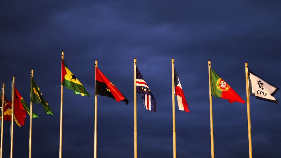 Bandeiras dos países da CPLP no aeroporto na vespera da XIV Conferência de Chefes de Estado e de Governo da CPLP em Sao Tome e Principe, 26 de Agosto 2023. A CPLP, que integra Angola, Brasil, Cabo Verde, Guiné-Bissau, Guiné Equatorial, Moçambique, Portugal, São Tomé e Príncipe e Timor-Leste, realiza a 14.ª conferência de chefes de Estado e de Governo, em São Tomé e Príncipe, no próximo domingo, sob o lema "Juventude e Sustentabilidade". ESTELA SILVA/LUSA