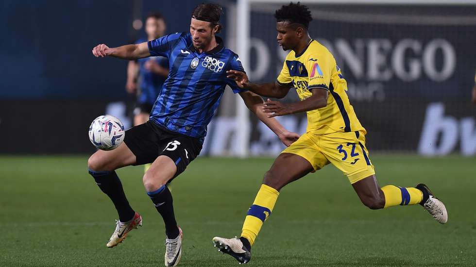 epa11281029 Atalanta's Hans Hateboer (L) and Hellas Verona's Juan Cabal fight for the ball during the Italian Serie A soccer match Atalanta BC vs Hellas Verona at the Gewiss Stadium in Bergamo, Italy, 15 April 2024.  EPA/MICHELE MARAVIGLIA