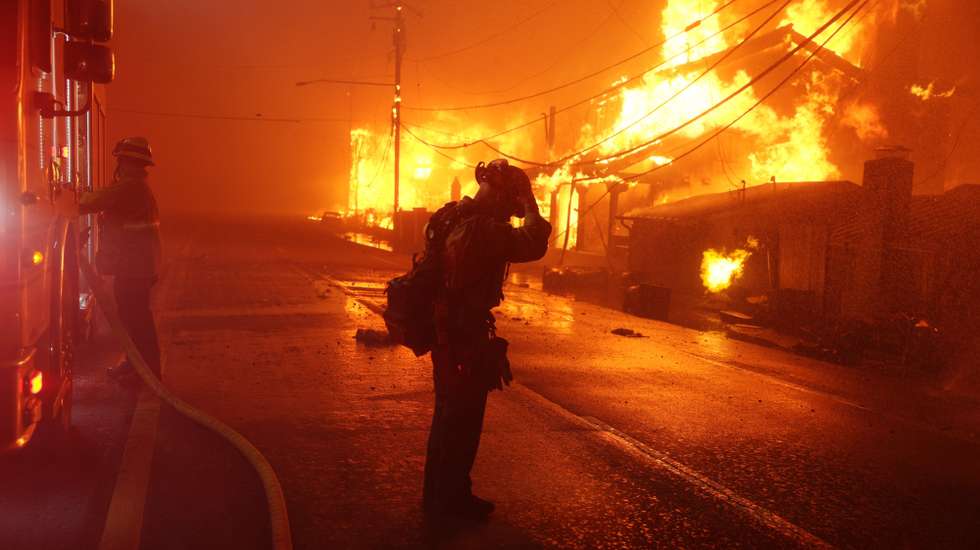 epa11812621 A firefighter reacts as the Palisades wildfire burns multiple structures along the Pacific Coast Highway in Malibu, California, USA, 07 January 2025. California Governor Gavin Newsom declared a state of emergency as about 30,000 people were ordered to evacuate due to a large wildfire called the 'Palisades Fire' in the Palisades that has already burned about 3,000 acres, according to the California Department of Forestry and Fire Protection, CAL FIRE.  EPA/ALLISON DINNER