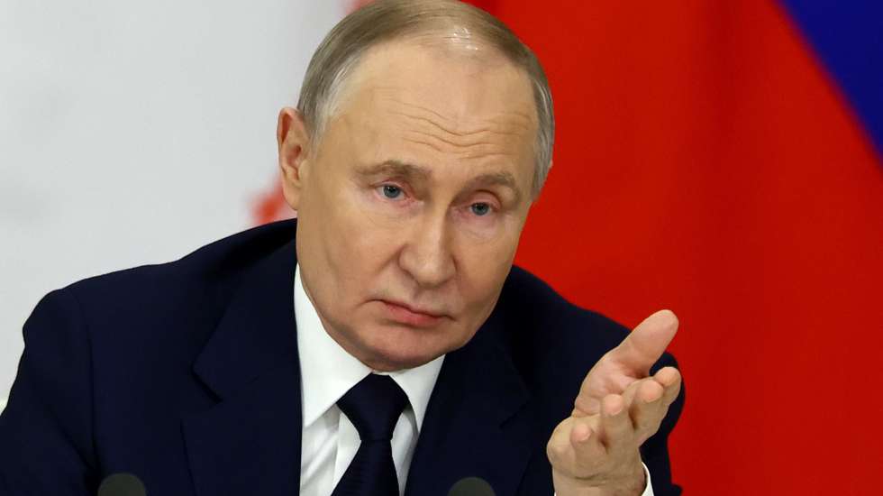 epa11831368 Russian President Vladimir Putin speaks during a documents signing ceremony with the Iranian president in Moscow, Russia, 17 January 2025. The Iranian president is on an official visit to Moscow, where he is expected to hold talks with his Russian counterpart Putin and sign an agreement on comprehensive strategic partnership.  EPA/EVGENIA NOVOZHENINA / POOL