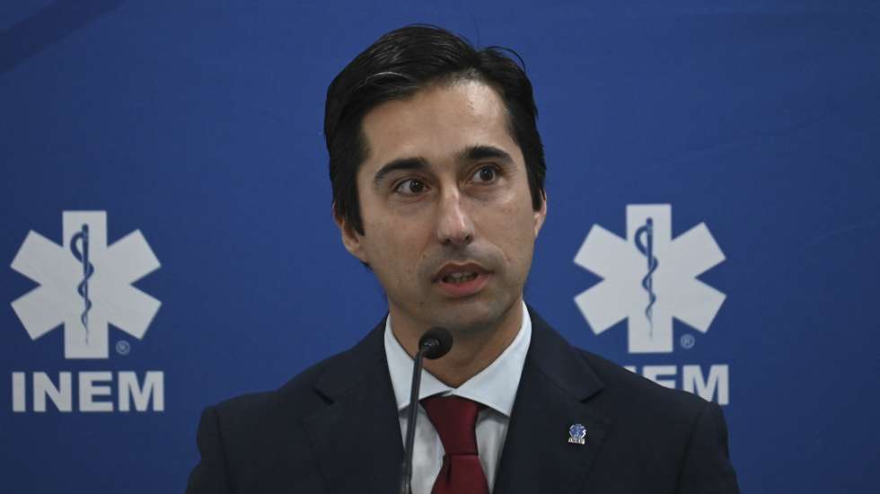 O presidente do Instituto Nacional de Emergência Médica - INEM, Sérgio Janeiro, intervém durante a visita ao Centro da PT EMT, Mafra, 17 de dezembro de 2024. Uma equipa da Organização Mundial de Saúde (OMS) realiza uma visita de recertificação do Portuguese Emergency Medical Team, onde o INEM colocou toda a estrutura modular para ser visitada pelos peritos da OMS. CARLOS BARROSO/LUSA