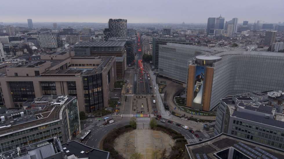 epa10166167 Aerial view of the European district and schuman roundabout in Brussels with European council building (L) and European Commission headquarters building (R), also called Berlaymont, in Brussels, Belgium, 07 September 2022.  EPA/OLIVIER HOSLET