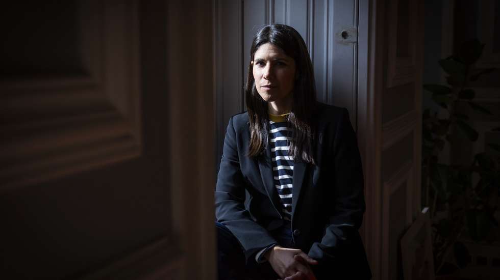 A coordenadora do Bloco de Esquerda (BE), Mariana Mortágua, posa para a fotografia durante uma entrevista à Agência Lusa, na sede do partido, em Lisboa, 17 de abril de 2025. (ACOMPANHA TEXTO DA LUSA DO DIA 20 DE ABRIL DE 2025). JOSÉ SENA GOULÃO/LUSA