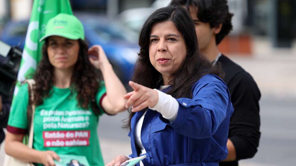 A porta-voz do Pessoas-Animais-Natureza (PAN), Inês de Sousa Real (D), durante uma ação de campanha no âmbito das eleições legislativas, no Campo Pequeno, em Lisboa, 13 de maio de 2025. ANDRÉ KOSTERS/LUSA