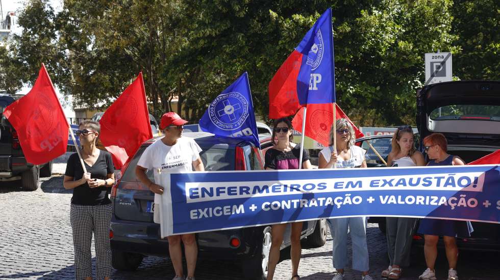 Enfermeiras protestam em frente ao Hospital São José, após  uma 'Volta a Lisboa' em caravana automóvel para assinalar as instituições com maior défice de profissionais e exigir a contratação e investimento no Serviço Nacional de Saúde (SNS), em Lisboa, 20 de agosto de 2025. ANTÓNIO PEDRO SANTOS/LUSA