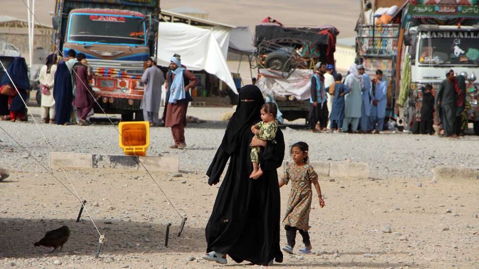 epa12325919 Refugees who have returned from neighboring Pakistan wait at a refugee camp before heading to their hometowns, in Kandahar, Afghanistan, 27 August 2025. Kandahar officials reported that around 2,000 families, about 11,000 people, along with 3,500 Afghan refugees imprisoned in Pakistan, have returned to Afghanistan this August, marking a rise in refugee returns. While Pakistan has allowed nearly 1.5 million Afghan refugees holding Proof of Registration (POR) cards to stay until the end of August, some refugees claim that evictions of Afghans with valid documents have already begun.  EPA/QUDRATULLAH RAZWAN