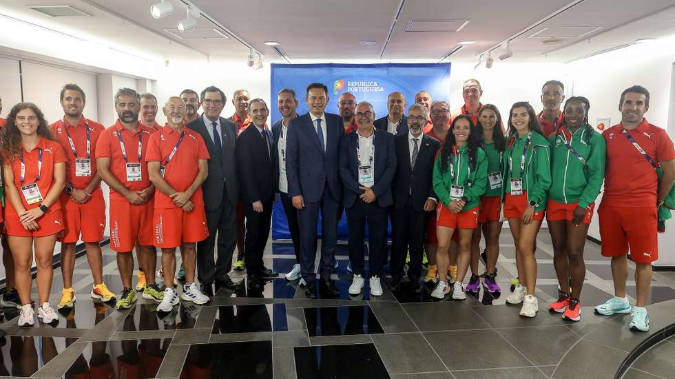 O primeiro-ministro, Luís Montenegro (C), posa para a fotografia de família com elementos da delegação portuguesa de atletismo presentes no Mundial de 2025, durante um encontro na embaixada de Portugal, em Tóquio, Japão, 11 de setembro de 2025. ANTÓNIO COTRIM/LUSA