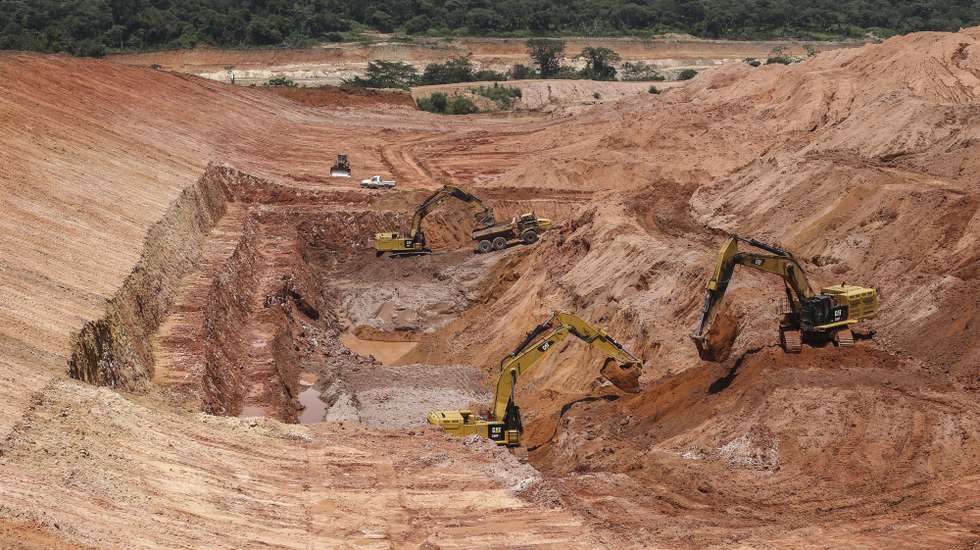 Funcionários trabalham numa mina de Cuango, explorada pela Endiama, em parceria com a ITM e Lumanhe, através da Sociedade Mineira do Cuango, uma área com cerca de 3.000 quilómetros de extensão, na aldeia de Cafunfo, Lunda Norte, Angola, 11 de março de 2021. Angola/Cafunfo: Mina do Cuango tenta recuperar da pandemia e promete mais atenção às comunidades locais. (ACOMPANHA TEXTO DA LUSA DO DIA 17 DE ABRIL DE 2021). AMPE ROGÉRIO/LUSA