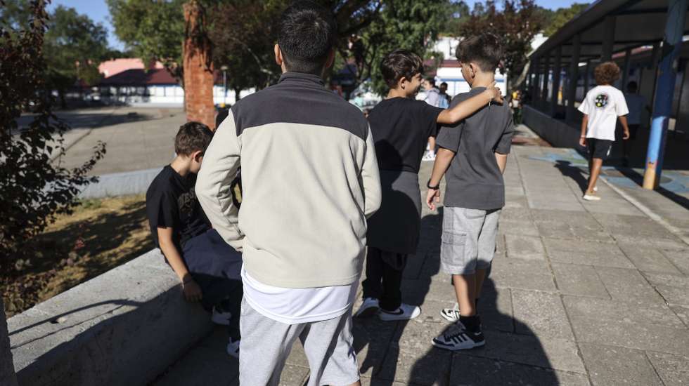 Crianças brincam no início do ano lectivo onde está em vigor a proibição dos telemóveis nas escolas, esta manhã na Escola Vieira da Silva, em Carnaxide, 15 de setembro de 2025. (ACOMPANHA TEXTO DE 15 DE SETEMBRO DE 2025). MIGUEL A. LOPES/LUSA