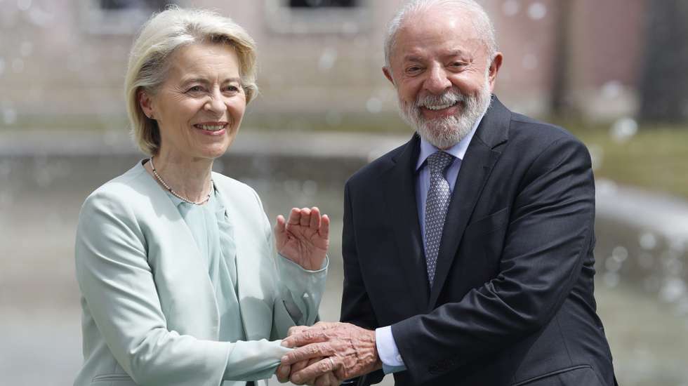 epa12653992 Brazilian President Luiz Inacio Lula da Silva (R) poses with European Commission President Ursula von der Leyen (L) at the Itamaraty Palace in Rio de Janeiro, Brazil, 16 January 2026. Lula received von der Leyen the day before the signing of the trade agreement, where they discussed international issues.  EPA/Antonio Lacerda