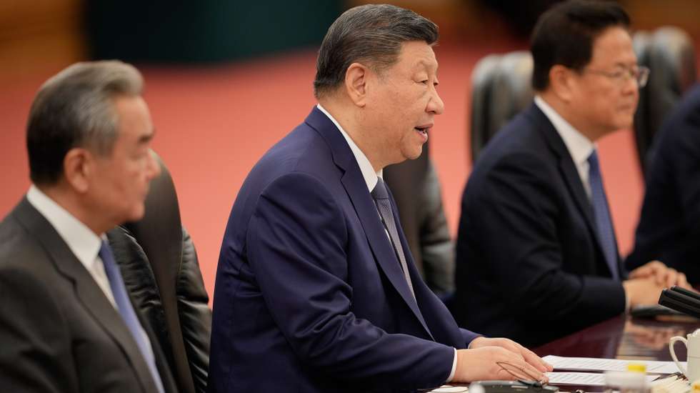 epa12652619 Chinese President Xi Jinping (C) speaks during a meeting with Canadian Prime Minister Mark Carney at the Great Hall of the People in Beijing, China, 16 January 2026. Carney is visiting Beijing from 14 to 17 January.  EPA/VINCENT THIAN / POOL