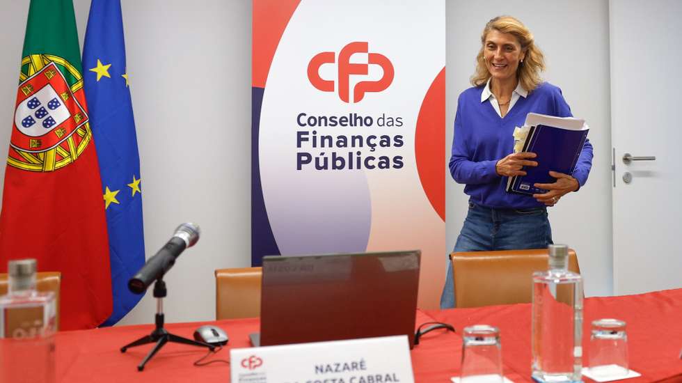 A presidente do Conselho das Finanças Públicas, Nazaré da Costa Cabral, à chegada para a conferência de imprensa sobre a publicação do relatório "Perspetivas Económicas e Orçamentais 2026-2030", em Lisboa, 15 de abril de 2026. ANTÓNIO PEDRO SANTOS/LUSA