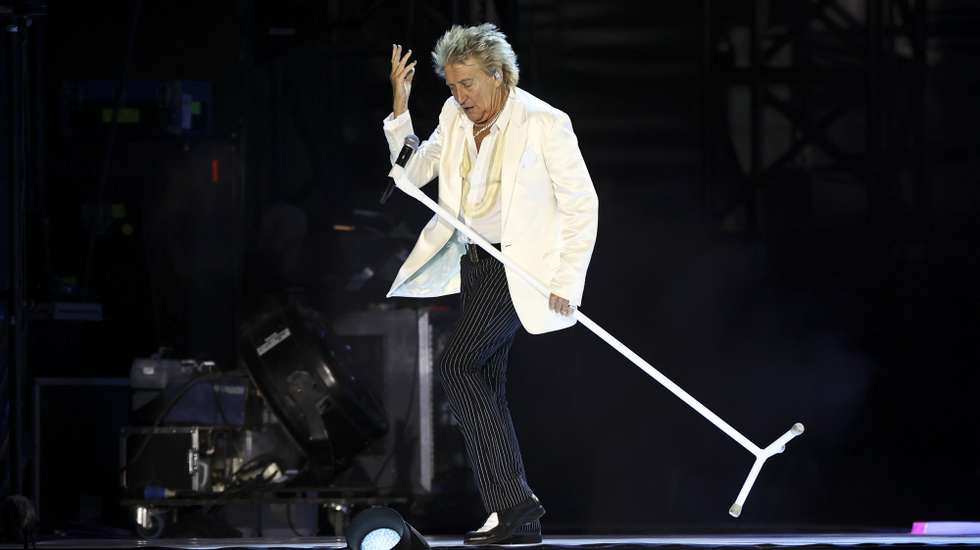 epa13069601 British singer Rod Stewart performs on the third day of Rock in Rio Lisbon 2026 in Lisbon, Portugal, 27 June 2026.  EPA/ANTONIO PEDRO SANTOS