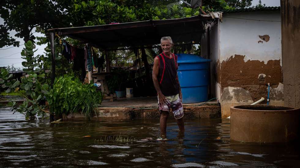 epa10233750 Inhabitants of Laguna de Las Peonias, in the Puerto Caballo sector, observe the floods in Maracaibo, Venezuela, 09 October 2022. At least 25 people died, among them two minors, and 52 are still missing as a result of the rains in the town of Tejerias, Aragua state, in the central zone of Venezuela, confirmed by the Executive Vice President, Delcy Rodriguez.  EPA/Henry Chirinos
