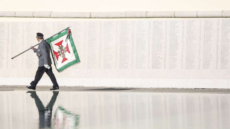Os antigos combatentes protestaram este sábado na Praça Carlos Alberto, no Porto