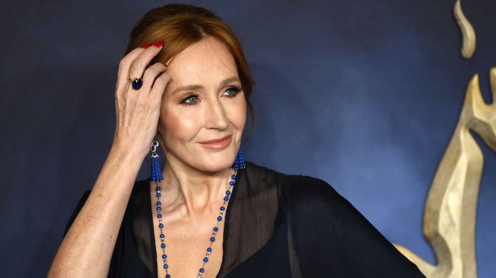 epaselect epa07163384 British author and screenwriter JK Rowling arrives at the UK premiere of Fantastic Beats the Crimes of Grindelwald in London, Britain, 13 November 2018.  EPA/NEIL HALL
