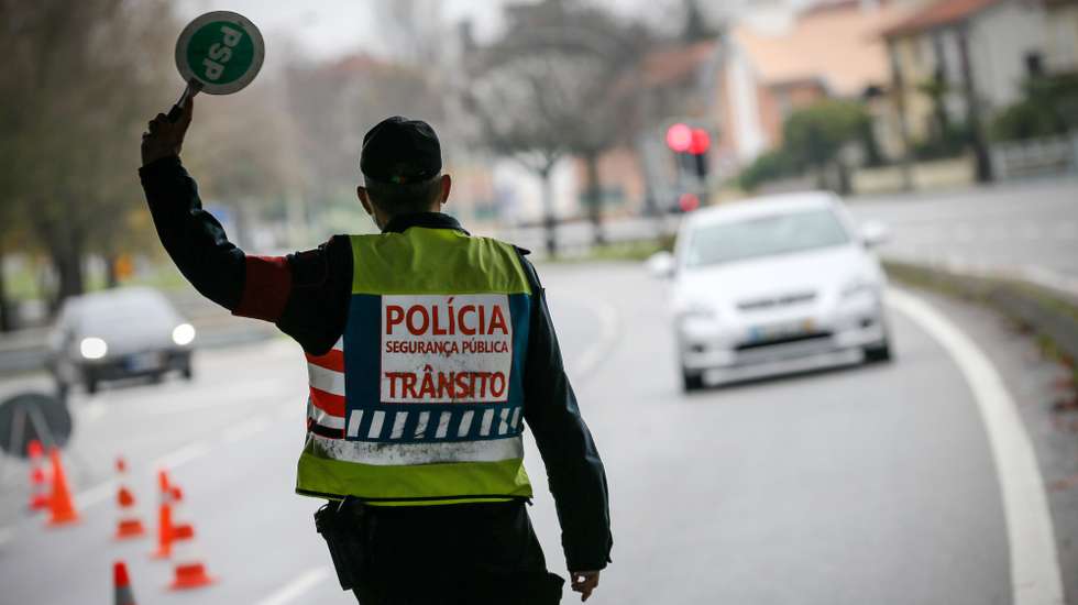 Agentes da Policia de Segurança Pública (PSP) controlam o tráfego rodoviário na Circunvalação durante o recolher obrigatório do estado de emergência no âmbito das medidas de contenção da covid-19, Porto, 15 novembro 2020. O Presidente da República, Marcelo Rebelo de Sousa, decretou o estado de emergência em Portugal, por 15 dias para permitir medidas de contenção da covid-19. JOSÉ COELHO/LUSA