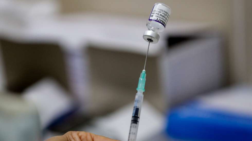 Uma enfermeira prepara doses de vacinas da Pfizer contra a Covid-19
