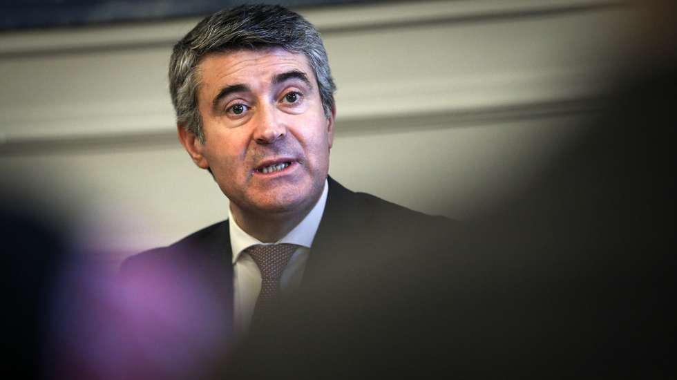 O ministro da Administração Interna, José Luís Carneiro, durante a apresentação do Plano de Atividades do programa Escola Segura, 2022/2024, em Lisboa, 27 de fevereiro de 2023. RODRIGO ANTUNES/LUSA