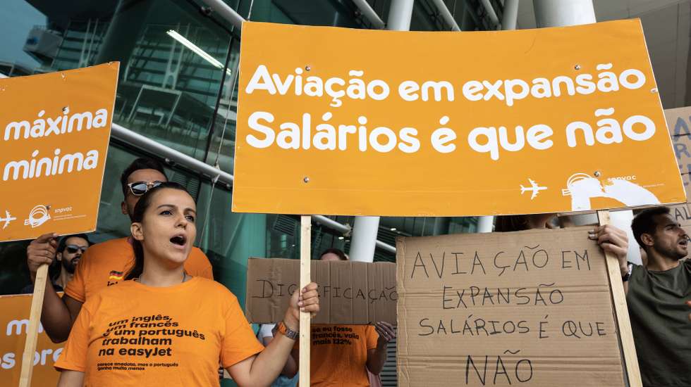 Trabalhadores da EasyJet manifestam-se junto ao Aeroporto Francisco Sá Carneiro em dia de greve de tripulantes de cabine da companhia aérea, Maia, 21 de julho de 2023. Esta greve foi convocada pelo Sindicato Nacional do Pessoal de Voo da Aviação Civil, para reivindicar condições semelhantes para os tripulantes das bases portugueses às dos das bases noutros países. JOSÉ COELHO/LUSA