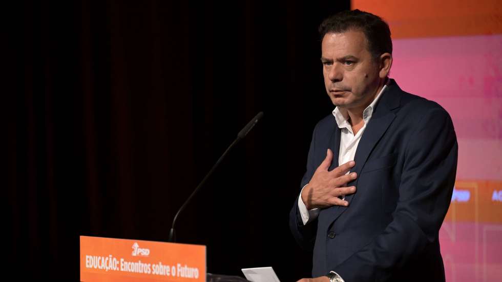 O presidente do Partido Social Democrata (PSD), Luís Montenegro, Luís Montenegro, discursa na sessão de encerramento da Conferência “Encontros sobre o futuro” que se realizou no Porto, 30 de setembro de 2023. A conferência  marca o fim de uma semana do PSD dedicada à educação com o objetivo de fazer o diagnóstico do estado da Educação em Portugal e apresentar políticas alternativas. FERNANDO VELUDO/LUSA