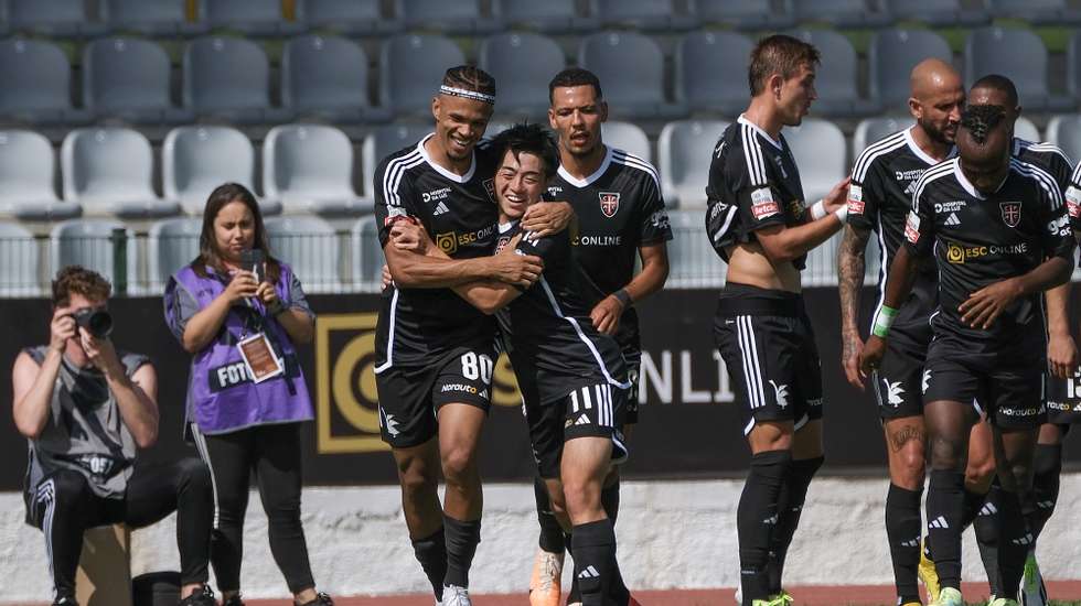 O jogador do Casa Pia Pablo Roberto (3-E) festeja após marcar o 1-0, durante o jogo da Primeira Liga de Futebol entre o Casa Pia e o Rio Ave, disputado no Estádio Municipal de Rio Maior, em Rio Maior, 02 de setembro de 2023. CARLOS BARROSO/LUSA