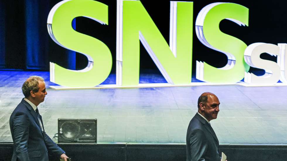 O ministro da Saúde, Manuel Pizarro (D), acompanhado pelo diretor executivo do Serviço Nacional de Saúde, Fernando Araújo, à chegada para a sessão de encerramento da SNS Summit – Centros de Responsabilidade Integrados, organizada pela Direção Executiva do SNS, no Convento de São Francisco, em Coimbra, 31 de maio de 2023. PAULO NOVAIS/LUSA