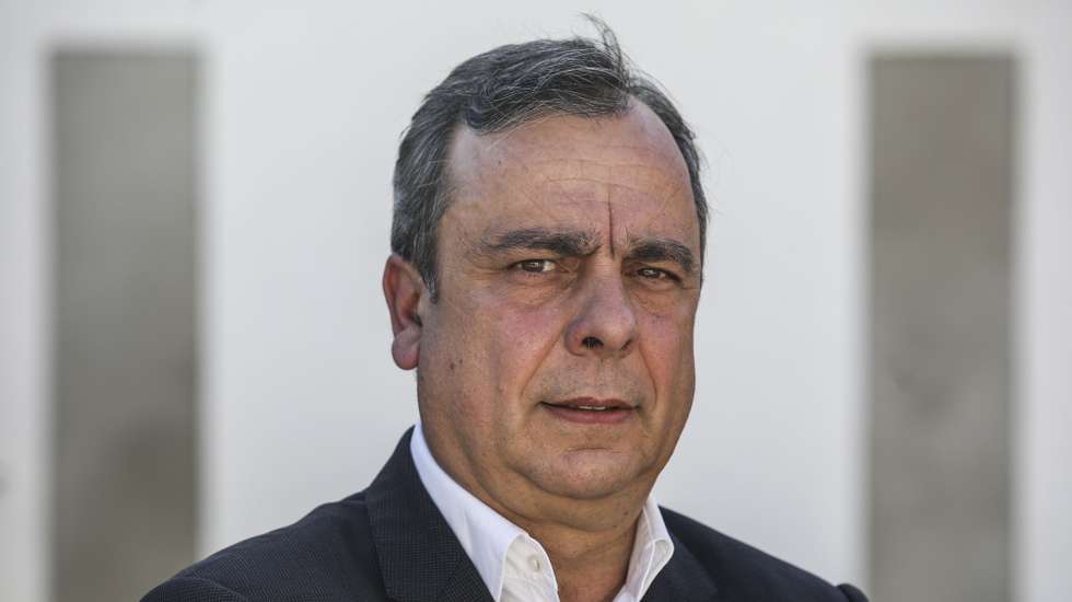O presidente da Câmara Municipal de Sines, Nuno Mascarenhas, posa para a fotografia durante uma entrevista à agência Lusa a propósito da aposta do Governo na produção em larga escala de hidrogénio verde, em Sines, 22 de março de 2021. A Câmara Municipal de Sines está pronta para receber os grandes projetos anunciados para o hidrogénio verde, que vão envolver os municípios vizinhos nomeadamente na produção de energia solar, e promete “novidades” para breve. (ACOMPANHA TEXTO DA LUSA DO DIA 05 DE ABRIL DE 2021). ANDRÉ KOSTERS/LUSA