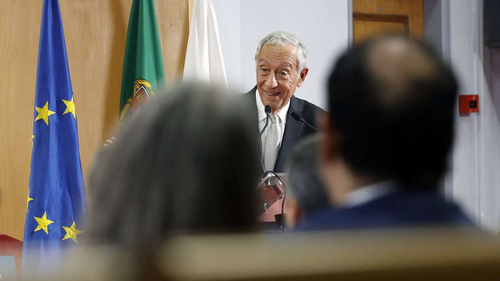 O Presidente da República, Marcelo Rebelo de Sousa, intervém durante a apresentação do livro do vice-presidente do Partido Social Democrata (PSD), Paulo Rangel (ausente da foto), “Elementos de Política Constitucional”, na Universidade Católica Portuguesa, em Lisboa, 28 de novembro de 2023. Paulo Rangel lança em 2023 o seu sétimo livro, 30 anos depois da publicação da sua primeira obra, “Concertação, Programação e Direito do Ambiente”, de 1993. ANTÓNIO PEDRO SANTOS/LUSA