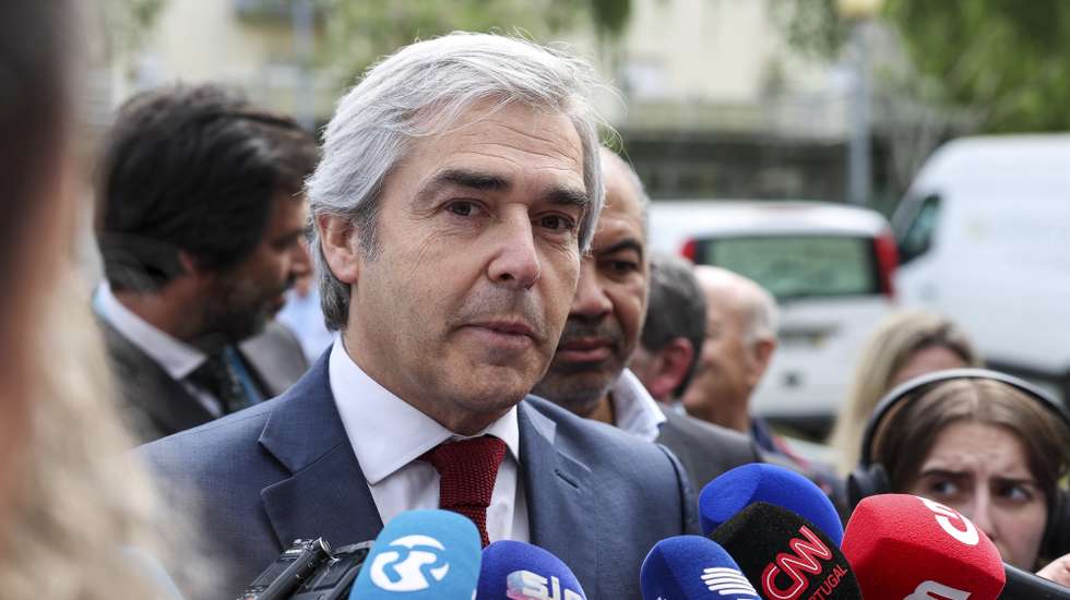 O presidente do CDS-PP, Nuno Melo, fala aos jornalistas à entrada para a sessão de abertura do 31.º Congresso do CDS-PP, no Pavilhão Cidade de Viseu, em Viseu, 20 de abril de 2024. PAULO NOVAIS/LUSA