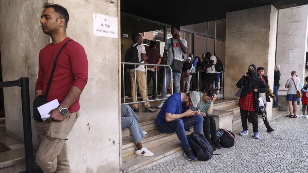Manifestantes junto à da sede da AIMA - Agência para a Integração Migrações e Asilo em Lisboa na manifestação "Defenda os seus direitos". Ação de protesto convocada pela comunidade do Bangladesh em Portugal, contra os atrasos na renovação ou emissão do primeiro cartão de residência pelo Instituto dos Registos e do Notariado (IRN) 18 de abril de 2024.  MIGUEL A. LOPES/LUSA