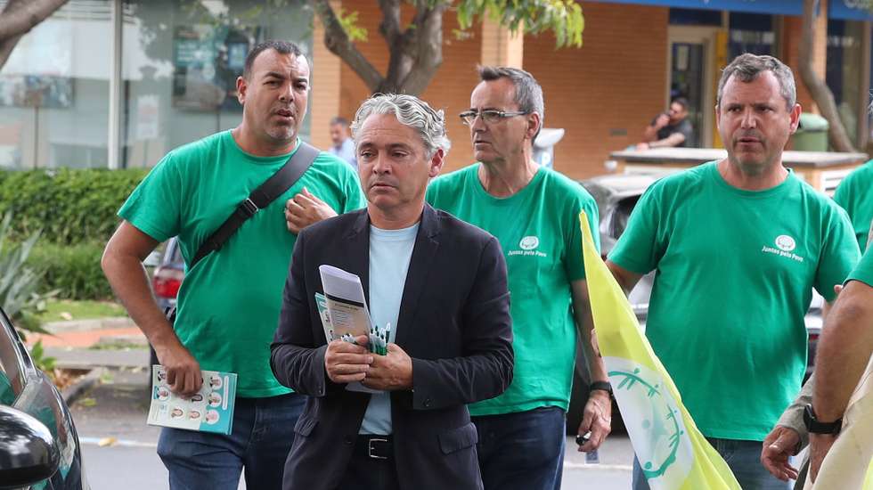 Élvio Sousa (2E), cabeça de lista do JPP (Juntos pelo Povo) às eleições Legislativas na Madeira, esta manhã durante uma ação de campanha em Santo António no Funchal, Madeira, 23 de maio de 2024. HOMEM DE GOUVEIA/LUSA