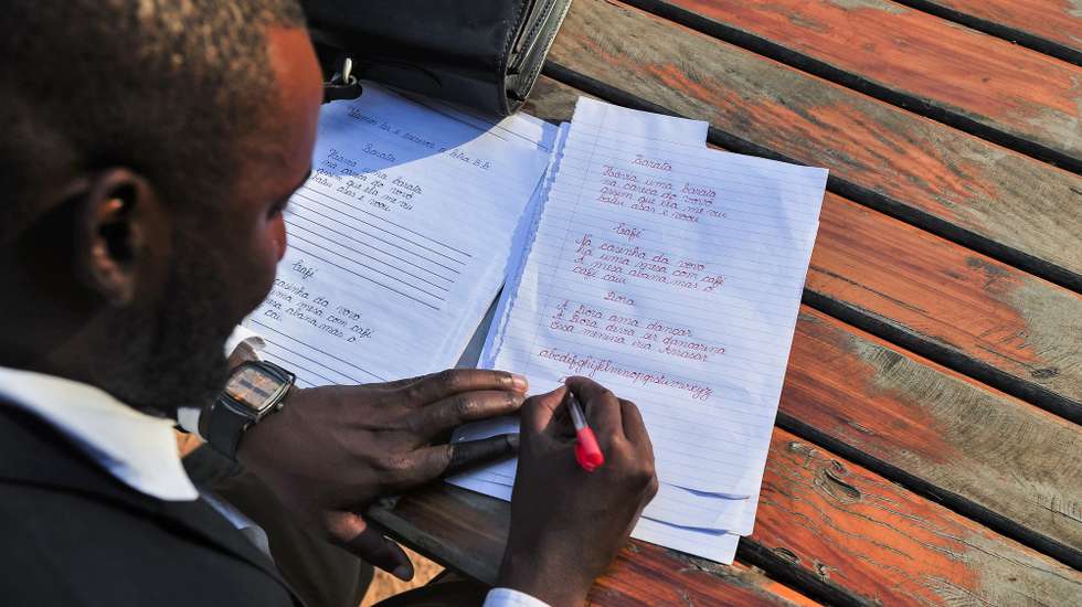 O professor Baptista José, 37 anos, lançou um caderno de caligrafia de letra cursiva, um pequeno manual de baixo custo que promete apoiar o aluno em Moçambique a “Escrever Bonito”, sobretudo num meio rural marcado por limitações no acesso ao ensino, Maputo, Moçambique, 04 de julho de 2024. (ACOMPANHA TEXTO DE 15-07-2024) LUÍSA NHANTUMBO/LUSA