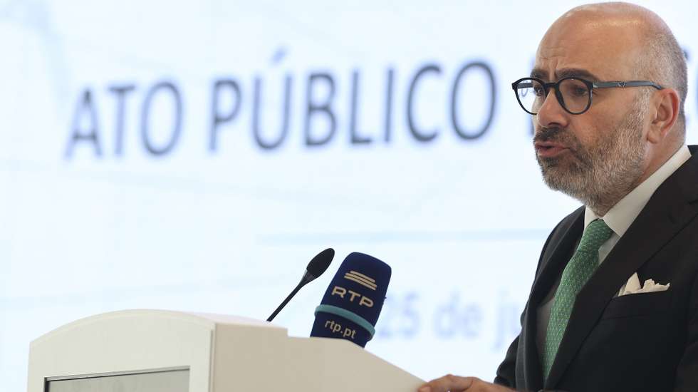 O ministro das Infraestruturas e Habitação, Miguel Pinto Luz, intervém durante o ato público de constituição da Fundação da Construção, no Técnico Innovation Centre, em Lisboa, 25 de julho de 2024. A Fundação da Construção é uma iniciativa que reúne três ordens profissionais – dos Engenheiros, dos Arquitetos e dos Economistas – juntamente com quinze empresas líderes do setor da construção e projetos. TIAGO PETINGA/LUSA