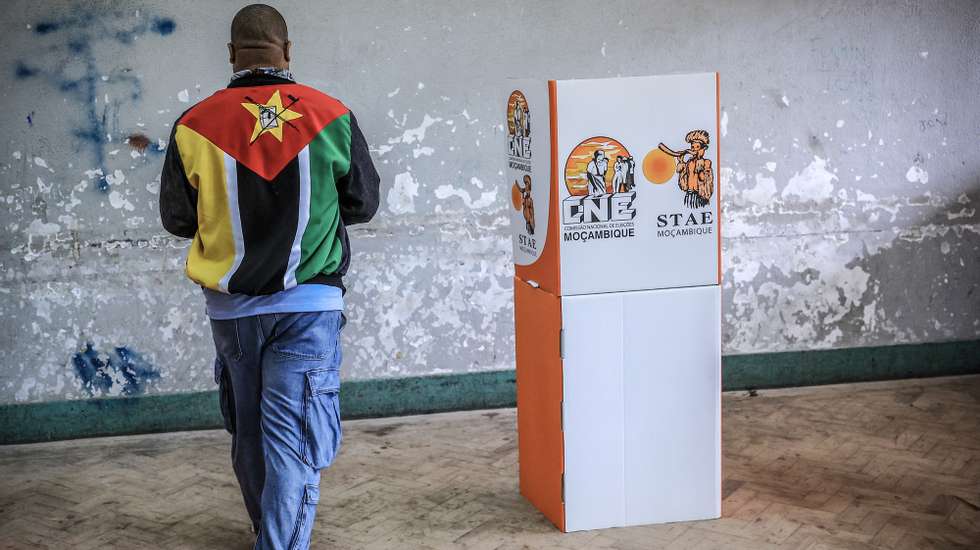 epa11650313 A man casts his vote for the Mozambique general elections at a polling station in Maputo, Mozambique, 09 October 2024. More than 17.1 million Mozambican voters will choose the President of the Republic, provincial assemblies and their governors, and 250 members of the Assembly of the Republic. The National Elections Commission (CNE) approved lists of 35 political parties running for the Assembly of the Republic and 14 political parties and groups of citizen voters for provincial assemblies.  EPA/JOSE COELHO