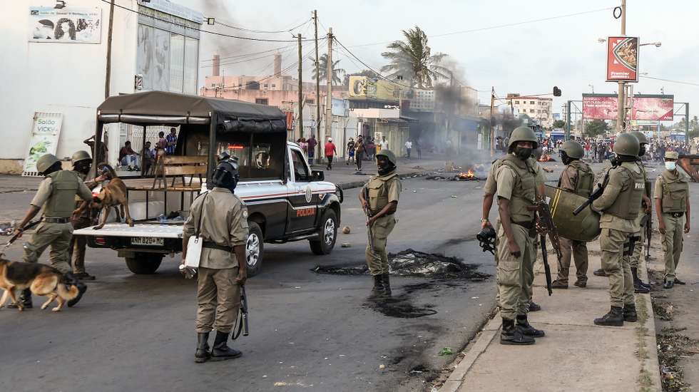 A polícia moçambicana recorreu, ao final da tarde, a disparos de gás lacrimogéneo e tiros para dispersar centenas de manifestantes que durante o dia cortaram a avenida Acordos de Lusaka, centro de Maputo, em protesto contra o processo eleitoral, 06 de dezembro de 2024. PAULO JULIÃO / LUSA