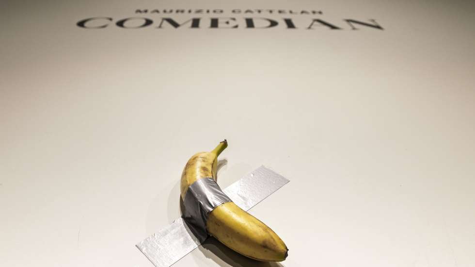 epa11682861 Italian artist Maurizio Cattelan's 'Comedian,' a conceptual art piece of a real banana attached to a wall with duct tape, on display during a press preview for an upcoming auction of the work at Sotheby's auction house in New York, New York, USA, 25 October 2024. The piece is estimated to sell for 1 million - 1.5 million USD (925,000 - 1.4 million EUR) during an auction in November.  EPA/JUSTIN LANE