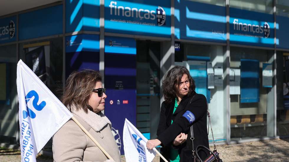 Trabalhadores dos impostos, protestam durante  a greve e protesto nacional que decorreu junto à Direcção de Finanças de Lisboa, em Lisboa, 01 de março  de 2023. ANTÓNIO COTRIM/LUSA