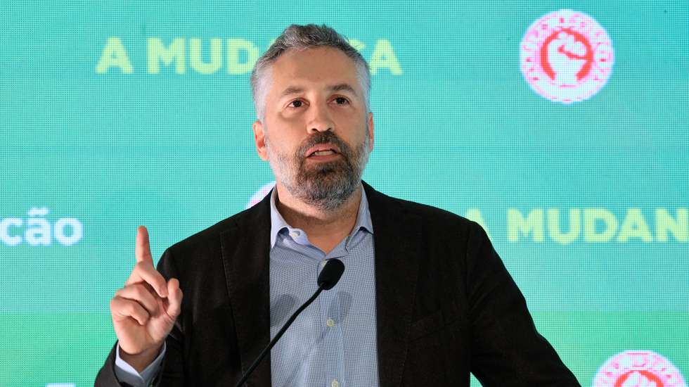 Pedro Nuno Santos, secretário-geral do Partido Socialista, discursa durante a apresentação de Eduardo Oliveira como candidato do partido à Câmara Municipal de Vila Nova de Famalicão nas próximas eleições autarquicas, Vila Nova de Famalicão, 11 de janeiro de 2025. ESTELA SILVA/LUSA