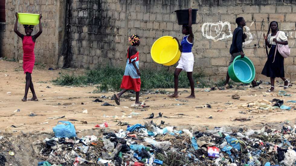 Quotidiano no Bairro Paraíso, conhecido pelos níveis elevados de pobreza e criminalidade, a doença e a morte vieram afligir ainda mais os moradores, em Luanda, 09 de janeiro de 2025. Pelo menos cinco pessoas foram oficialmente proclamadas vítimas de cólera, doença ligada à contaminação fecal associada à falta de saneamento e tratamento de água e má higiene, e os habitantes estão preocupados pedindo a intervenção das autoridades angolanas. (ACOMPANHA TEXTO DA LUSA DO DIA 12 DE JANEIRO DE 2025). AMPE ROGÉRIO/LUSA