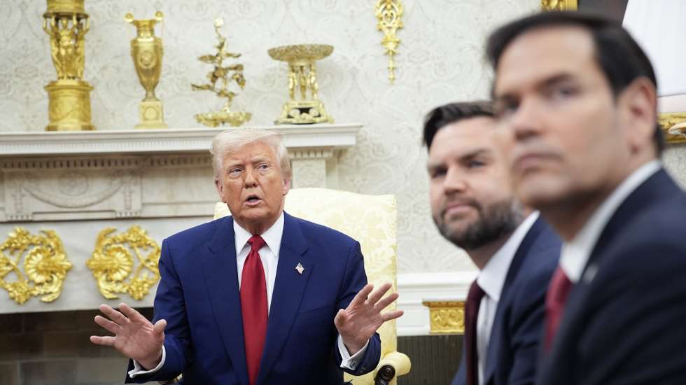 epa12016871 (L-R) US President Donald Trump with Vice President JD Vance and Secretary of State Marco Rubio meet with Prime Minister Benjamin Netanyahu (not pictured) of Israel in the Oval Office of the White House in Washington, DC, USA, 07 April 2025.  EPA/YURI GRIPAS / POOL