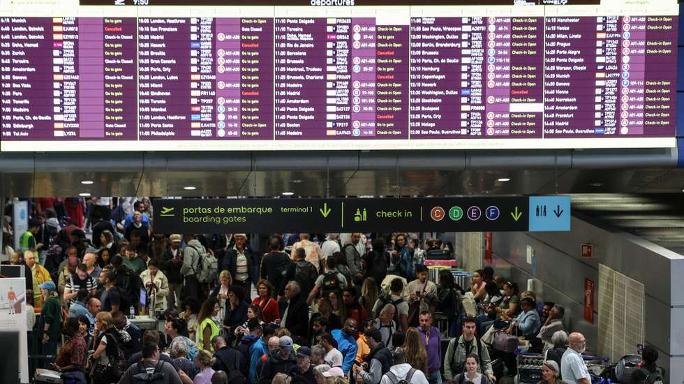 A maior parte dos controles de embarque do aeroporto Humberto Delgado em Lisboa, está a funcionar, registando-se às 10h00, dez voos cancelados e uma longa fila para a recuperação de bagagem perdida, 29 de abril de 2025. TIAGO PETINGA/LUSA