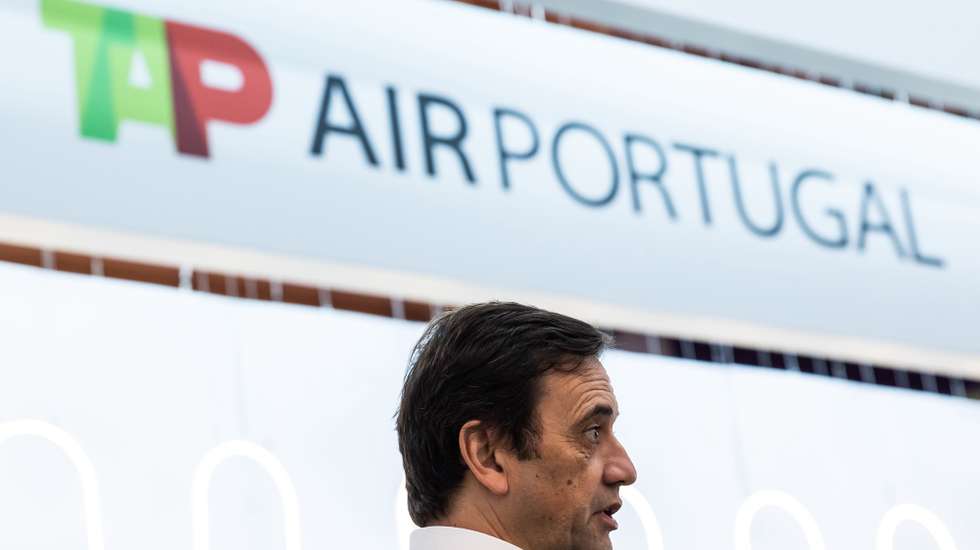 O presidente da companhia aérea TAP, Luís Rodrigues (C), durante um evento na Bolsa de Turismo de Lisboa (BTL) onde anunciou novidades da empresa para 204, na FIL, em Lisboa, 29 de fevereiro de 2024. JOSÉ SENA GOULÃO/LUSA