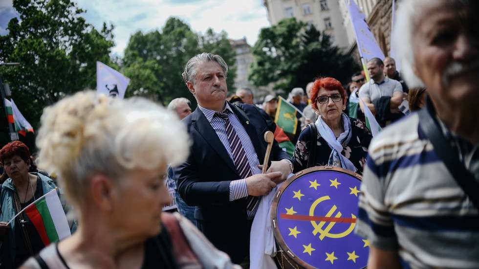 epa12147116 Demonstrators gather during a protest against the adoption of the Euro currency in front of the Bulgarian Presidency building, in Sofia, Bulgaria, 31 May 2025. The protest, organized by the ultranationalist Revival (Vazrazhdane) party, opposes Bulgaria's planned entry into the Eurozone and adoption of the euro in 2026.  EPA/BORISLAV TROSHEV