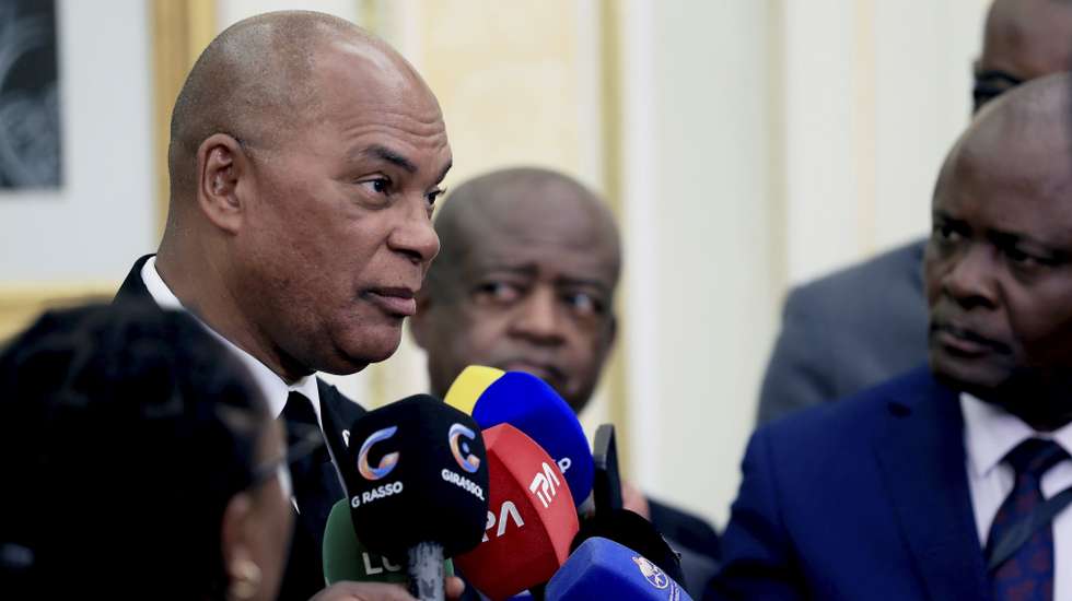 O líder da UNITA, Adalberto Costa Júnior, fala aos jornalistas após o encontro com o Presidente angolano, João Lourenço (» ausente na fotografia), no Palácio Presidencial em Luanda, Angola, 13 de maio de 2025. AMPE ROGÉRIO/LUSA