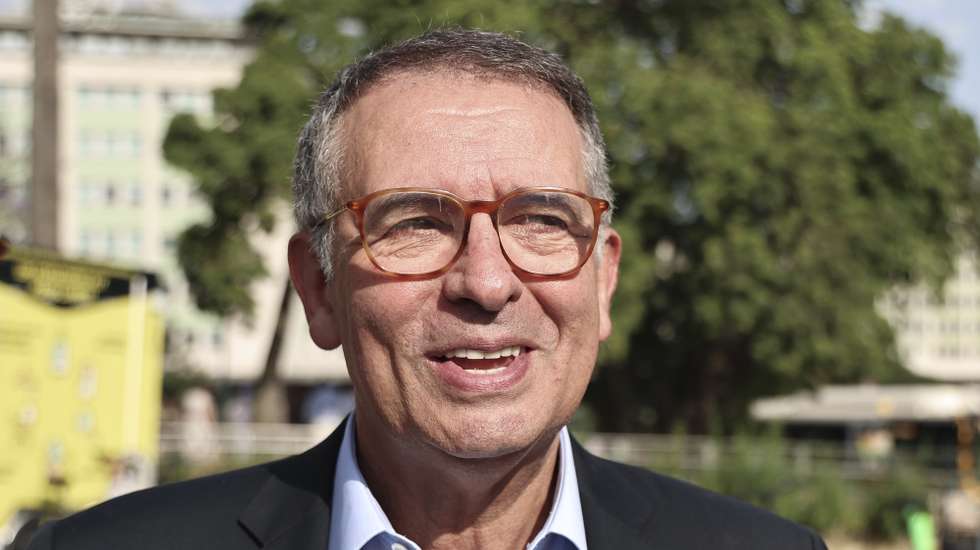 O candidato à Presidência da República, António José Seguro durante a visita à 95ª edição da Feira do Livro, que decorre  no Parque Eduardo VII, em Lisboa, 19 de junho de 2025. ANTÓNIO COTRIM/LUSA