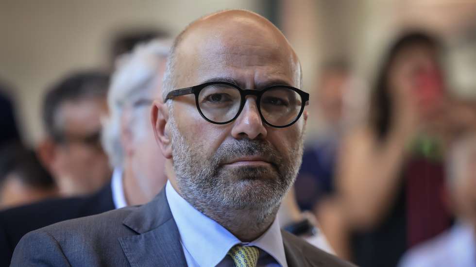 O ministro das Infraestruturas e Habitação, Miguel Pinto Luz, participa na assinatura da adenda ao Protocolo entre a Câmara Municipal de Vila Nova de Famalicão, a Infraestruturas de Portugal e a Medway para a construção do Terminal Rodoferroviário de Lousado, na Câmara Municipal de Vila Nova de Famalicão, 16 de julho de 2025. JOSÉ COELHO/LUSA