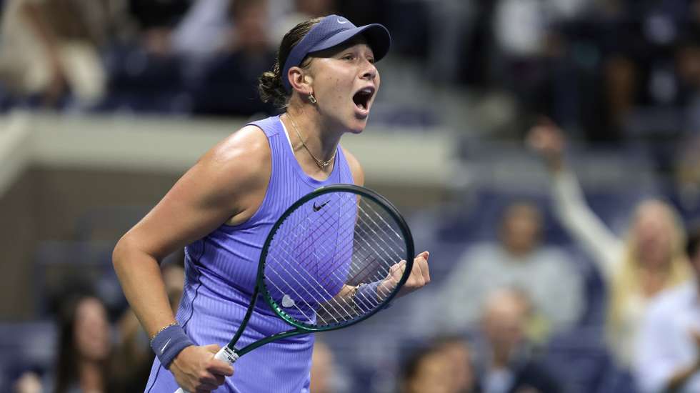 epa12353815 Amanda Anisimova of the USA reacts after winning match point against Naomi Osaka of Japan during the women’s singles semifinals during the US Open Tennis Championships at the USTA Billie Jean King National Tennis Center in Flushing Meadows, New York, USA, 04 September 2025. The US Open tournament runs from 24 August through 07 September.  EPA/CRISTOBAL HERRERA-ULASHKEVICH